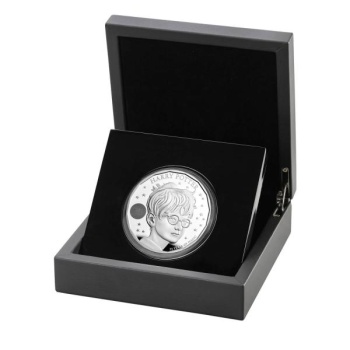 1944-1944_6374b416862031.73764716_harry-potter-2022-uk-5oz-silver-proof-coin-in-case-left-uk22hps5-1500x1500-f3a2c67_large.jpeg