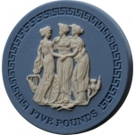 «Три граций" Тристан-да-Кунья 5£ 2018 г. монета Wedgwood керамика, 39 г.